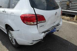 国产车被撞成这样的视频,车体变形严重，安全性能引关注